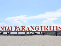 Wisatawan Dilarang Mandi di Pantai Parangtritis, Ini Kata Pakar Laut