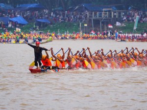 Tarian Bocah di Atas Sampan Pacu Jalur Viral, Pemprov Riau Ikut Senang