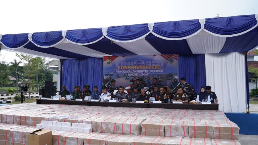 Penyelundupan 51.200.000 batang rokok ilegal asal Thailand menggunakan kapal kayu, KLM Harapan Indah 99 di Perairan Kuala Selat Akar, Kabupaten Bengkalis, Provinsi Riau berhasil digagalkan. (Dok. Bea Cukai)