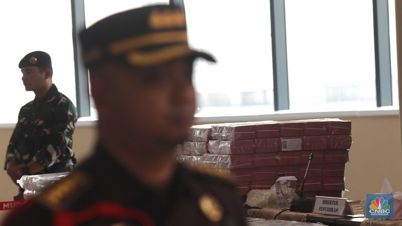 Petugas berjaga di samping tumpukan uang yang menjadi barang bukti uang sitaan saat konferensi pers kasus korupsi ekspor crude palm oil (CPO) di Gedung Bundar Jampidus Kejaksaaan Agung (Kejagung), Jakarta, Rabu (2/7/2025). (CNBC Indonesia/Muhammad Sabki) Petugas berjaga di samping tumpukan uang yang menjadi barang bukti uang sitaan saat konferensi pers kasus korupsi ekspor crude palm oil (CPO) di Gedung Bundar Jampidus Kejaksaaan Agung (Kejagung), Jakarta, Rabu (2/7/2025). (CNBC Indonesia/Muhammad Sabki)
