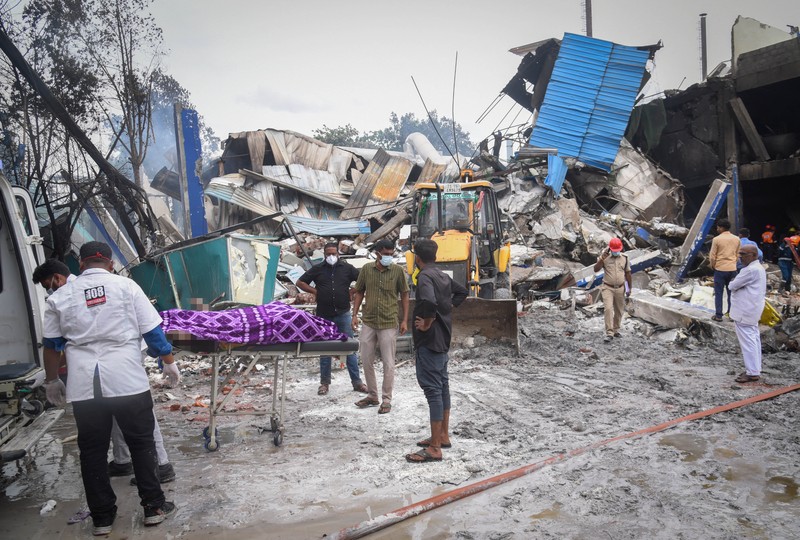 Petugas penyelamat mencari korban selamat setelah ledakan dan kebakaran di sebuah pabrik kimia, di Sangareddy, di negara bagian selatan Telangana, India, 30 Juni 2025. (REUTERS/Stringer)