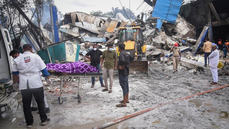 Petugas penyelamat mencari korban selamat setelah ledakan dan kebakaran di sebuah pabrik kimia, di Sangareddy, di negara bagian selatan Telangana, India, 30 Juni 2025. (REUTERS/Stringer)