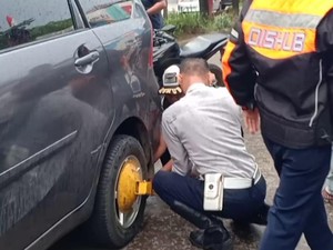 Dishub-Polisi Gembok Mobil Parkir Liar di Depan Mal Panakkukang Makassar