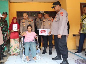 Alami Lumpuh dari Lahir, Bacih Dapat Bantuan Kursi Roda dari Polres Bekasi