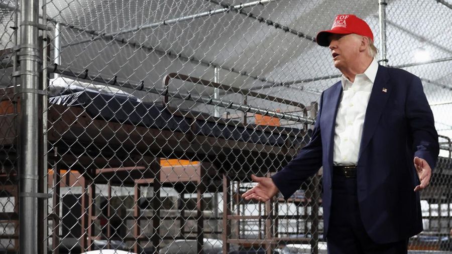 Presiden Amerika Serikat Donald Trump perintahkan Biro Pemasyarakatan Federal untuk membangun dan membuka kembali penjara Pulau Alcatraz yang terkenal 'angker' di AS. (REUTERS/Evelyn Hockstein)