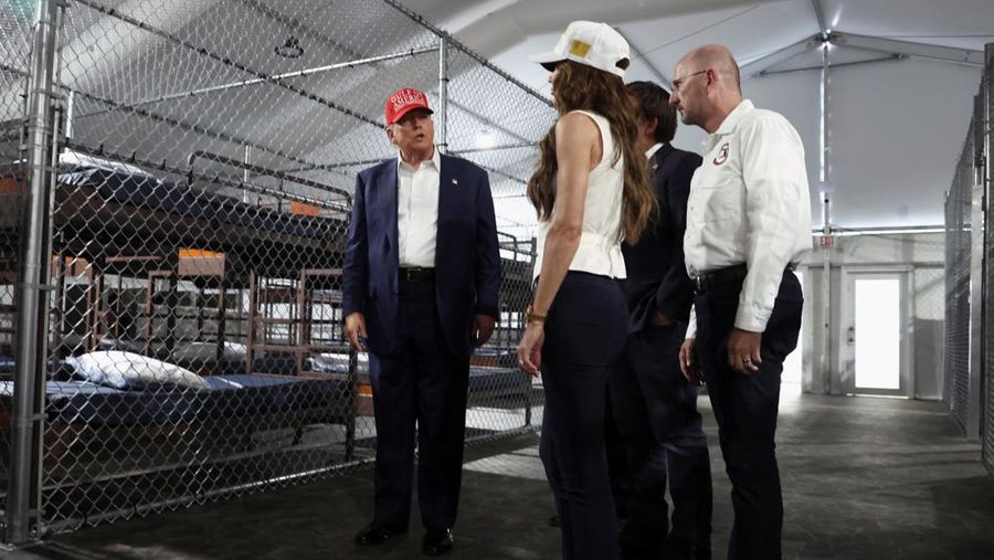 Presiden Amerika Serikat Donald Trump perintahkan Biro Pemasyarakatan Federal untuk membangun dan membuka kembali penjara Pulau Alcatraz yang terkenal 'angker' di AS. (REUTERS/Evelyn Hockstein) Presiden Amerika Serikat Donald Trump perintahkan Biro Pemasyarakatan Federal untuk membangun dan membuka kembali penjara Pulau Alcatraz yang terkenal 'angker' di AS. (REUTERS/Evelyn Hockstein)