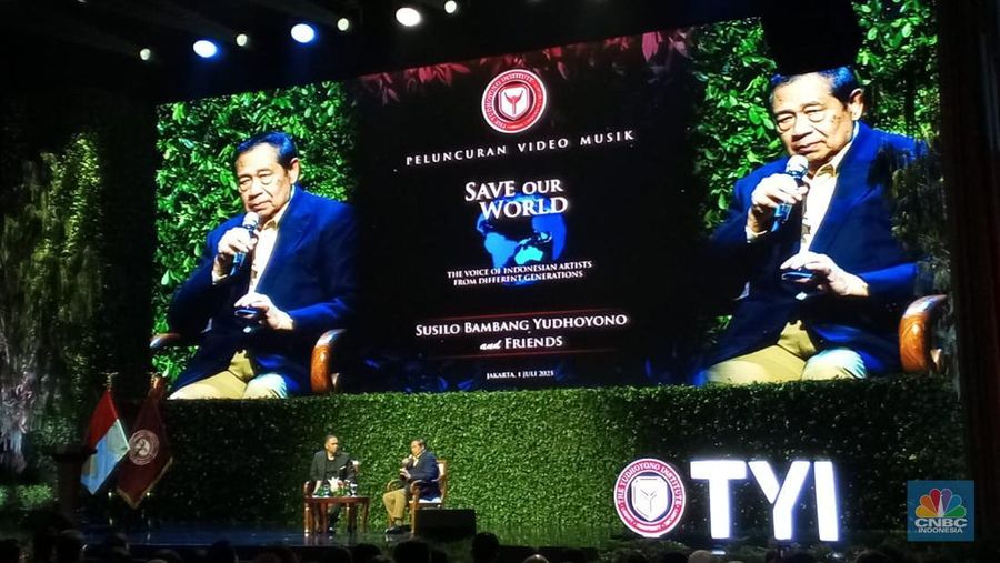 Presiden ke-6 Republik Indonesia Susilo Bambang Yudhoyono (SBY) meluncurkan video musik bertajuk 'Save Our World' di Jakarta Theater XXI, Jakarta Pusat, Selasa (1/7/2025). (CNBC Indonesia/Robertus Andrianto)