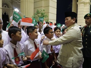 Video: Tiba di Jeddah, Prabowo Disambut Anak SD-Diaspora
