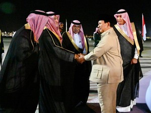 Tiba di Bandara King Abdulaziz Jeddah, Prabowo Disambut Upacara Kehormatan