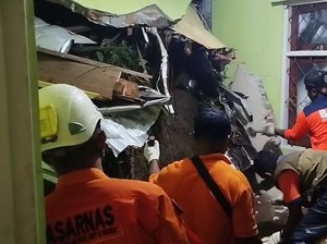 Longsor Terjang Rumah Warga di Ambon, 1 Tewas Tertimbun-1 Luka
