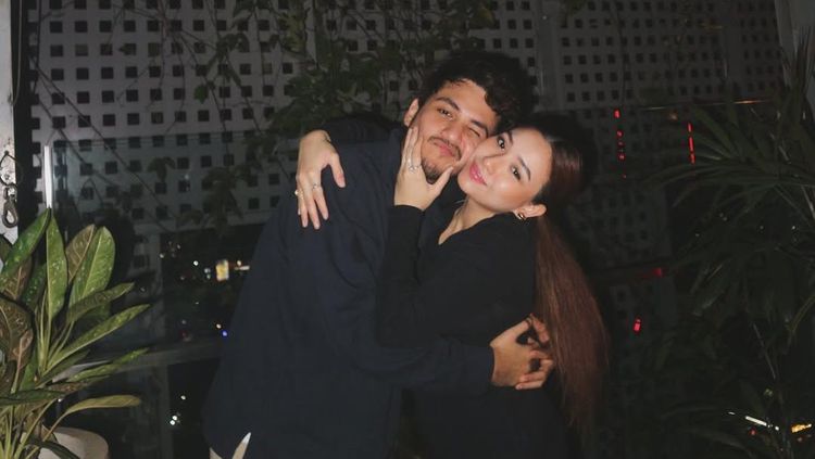 Selamat 7 Tahun Pernikahan Rizky Alatas dan Adzana Bing Slamet