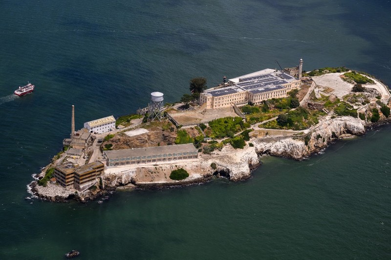Presiden Amerika Serikat Donald Trump perintahkan Biro Pemasyarakatan Federal untuk membangun dan membuka kembali penjara Pulau Alcatraz yang terkenal 'angker' di AS. (REUTERS/Evelyn Hockstein)