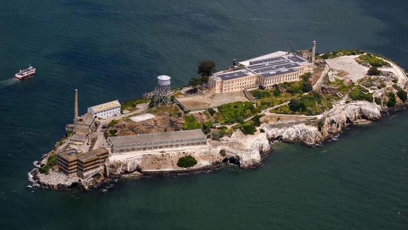 Presiden Amerika Serikat Donald Trump perintahkan Biro Pemasyarakatan Federal untuk membangun dan membuka kembali penjara Pulau Alcatraz yang terkenal 'angker' di AS. (REUTERS/Evelyn Hockstein)
