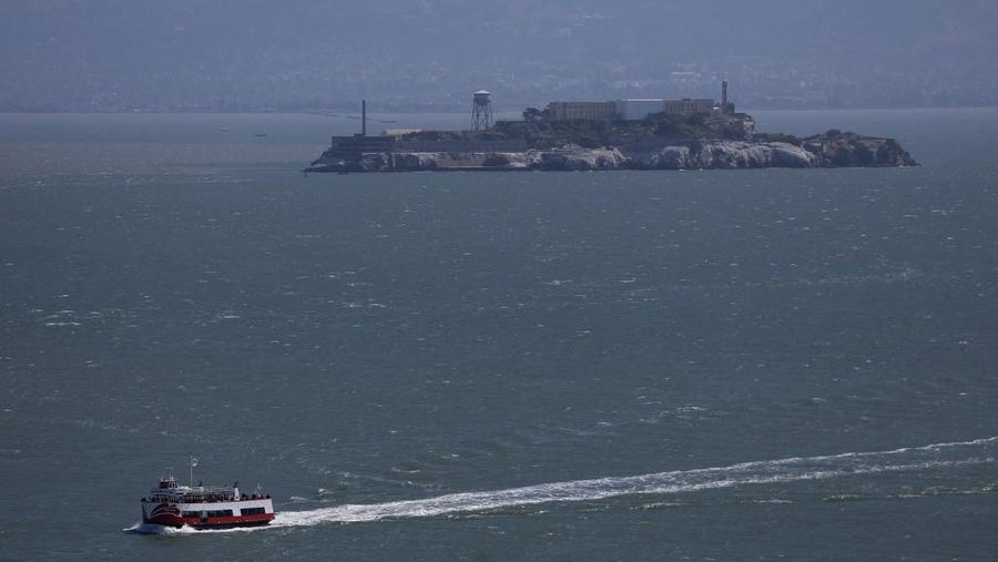Presiden Amerika Serikat Donald Trump perintahkan Biro Pemasyarakatan Federal untuk membangun dan membuka kembali penjara Pulau Alcatraz yang terkenal 'angker' di AS. (REUTERS/Evelyn Hockstein)