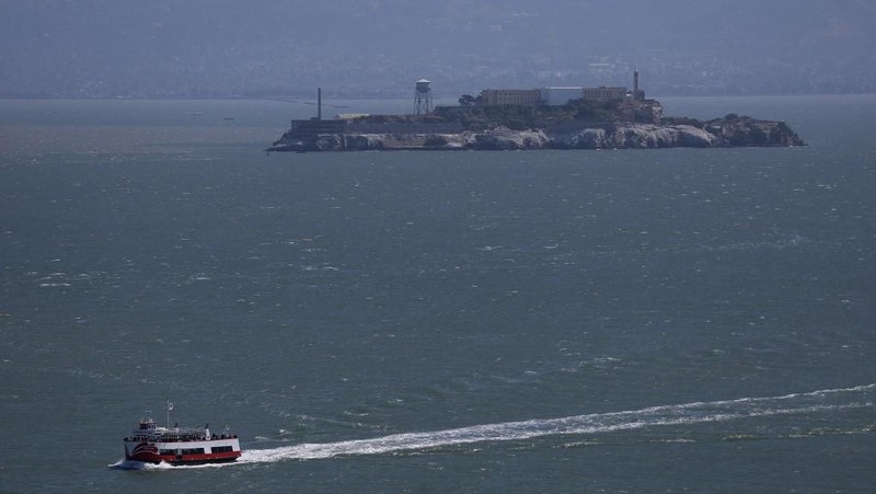 Presiden Amerika Serikat Donald Trump perintahkan Biro Pemasyarakatan Federal untuk membangun dan membuka kembali penjara Pulau Alcatraz yang terkenal 'angker' di AS. (REUTERS/Evelyn Hockstein)