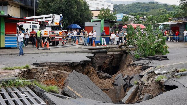 Hujan Semalaman Picu Air Bah, Jalan Terbelah-Makan Korban Jiwa