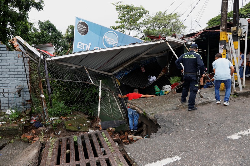 Seorang pria menjaga barang-barang miliknya di jalan setelah hujan lebat di Villavicencio, Kolombia, 1 Juli 2025. Seorang pria menjaga barang-barang miliknya di jalan setelah hujan lebat di Villavicencio, Kolombia, 1 Juli 2025. (REUTERS/Santiago Molina Fernandez)
