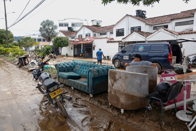 Seorang pria menjaga barang-barang miliknya di jalan setelah hujan lebat di Villavicencio, Kolombia, 1 Juli 2025. Seorang pria menjaga barang-barang miliknya di jalan setelah hujan lebat di Villavicencio, Kolombia, 1 Juli 2025. (REUTERS/Santiago Molina Fernandez)
