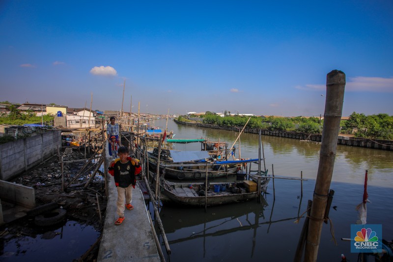 Suasana aktivitas warga di dekat tanggul laut Dadap, Kabupaten Tangerang, Banten, Rabu (2/7/2025). Suasana aktivitas warga di dekat tanggul laut Dadap, Kabupaten Tangerang, Banten, Rabu (2/7/2025). (CNBC Indonesia/Faisal Rahman)