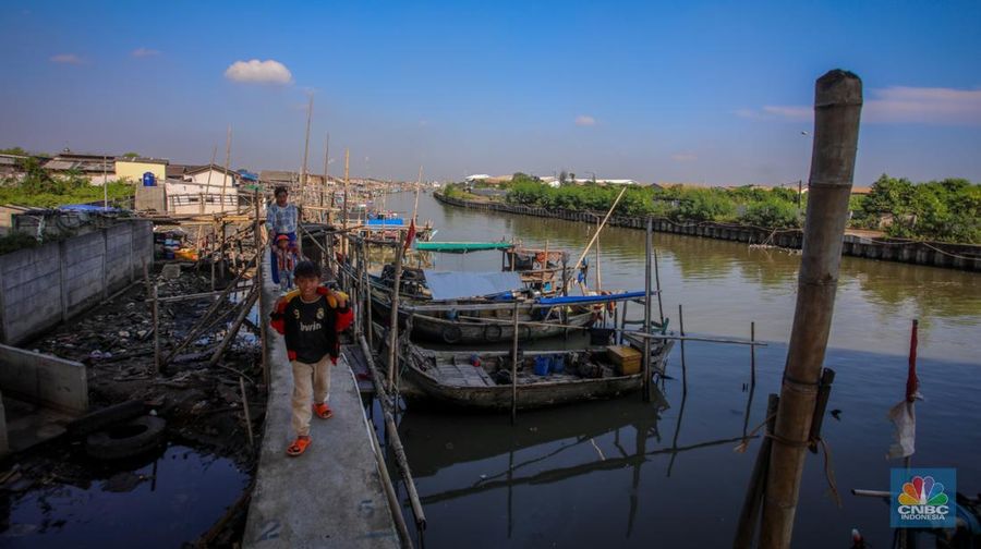 Suasana aktivitas warga di dekat tanggul laut Dadap, Kabupaten Tangerang, Banten, Rabu (2/7/2025). Suasana aktivitas warga di dekat tanggul laut Dadap, Kabupaten Tangerang, Banten, Rabu (2/7/2025). (CNBC Indonesia/Faisal Rahman)