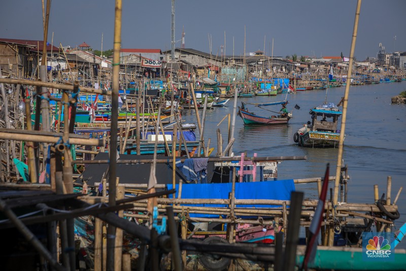 Suasana aktivitas warga di dekat tanggul laut Dadap, Kabupaten Tangerang, Banten, Rabu (2/7/2025). Suasana aktivitas warga di dekat tanggul laut Dadap, Kabupaten Tangerang, Banten, Rabu (2/7/2025). (CNBC Indonesia/Faisal Rahman)
