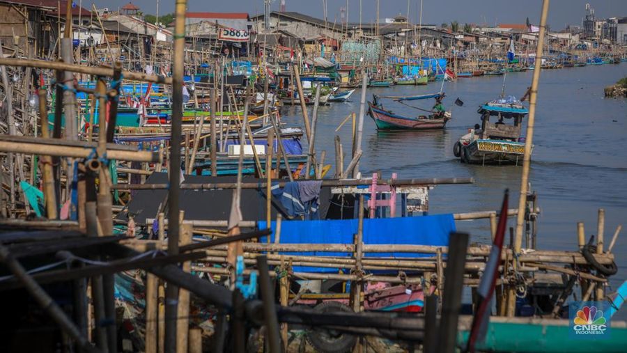 Suasana aktivitas warga di dekat tanggul laut Dadap, Kabupaten Tangerang, Banten, Rabu (2/7/2025). Suasana aktivitas warga di dekat tanggul laut Dadap, Kabupaten Tangerang, Banten, Rabu (2/7/2025). (CNBC Indonesia/Faisal Rahman)