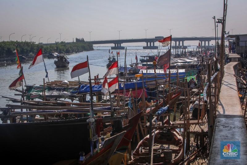 Suasana aktivitas warga di dekat tanggul laut Dadap, Kabupaten Tangerang, Banten, Rabu (2/7/2025). Suasana aktivitas warga di dekat tanggul laut Dadap, Kabupaten Tangerang, Banten, Rabu (2/7/2025). (CNBC Indonesia/Faisal Rahman)