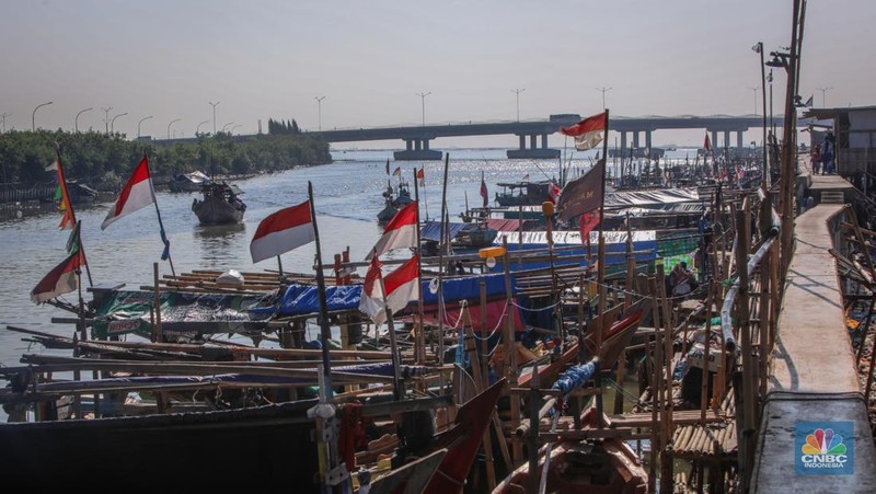 Suasana aktivitas warga di dekat tanggul laut Dadap, Kabupaten Tangerang, Banten, Rabu (2/7/2025). (CNBC Indonesia/Faisal Rahman)