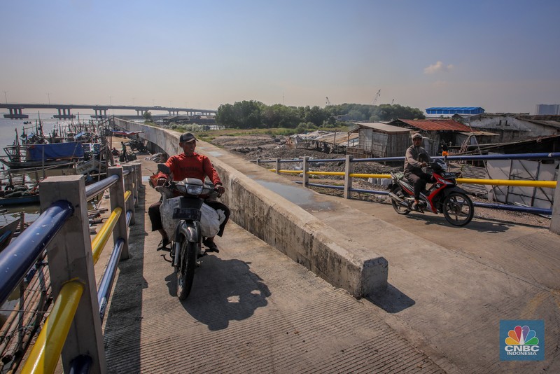 Suasana aktivitas warga di dekat tanggul laut Dadap, Kabupaten Tangerang, Banten, Rabu (2/7/2025). Suasana aktivitas warga di dekat tanggul laut Dadap, Kabupaten Tangerang, Banten, Rabu (2/7/2025). (CNBC Indonesia/Faisal Rahman)
