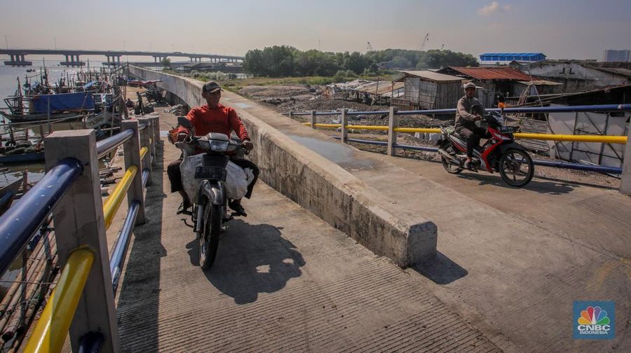 Suasana aktivitas warga di dekat tanggul laut Dadap, Kabupaten Tangerang, Banten, Rabu (2/7/2025). Suasana aktivitas warga di dekat tanggul laut Dadap, Kabupaten Tangerang, Banten, Rabu (2/7/2025). (CNBC Indonesia/Faisal Rahman)