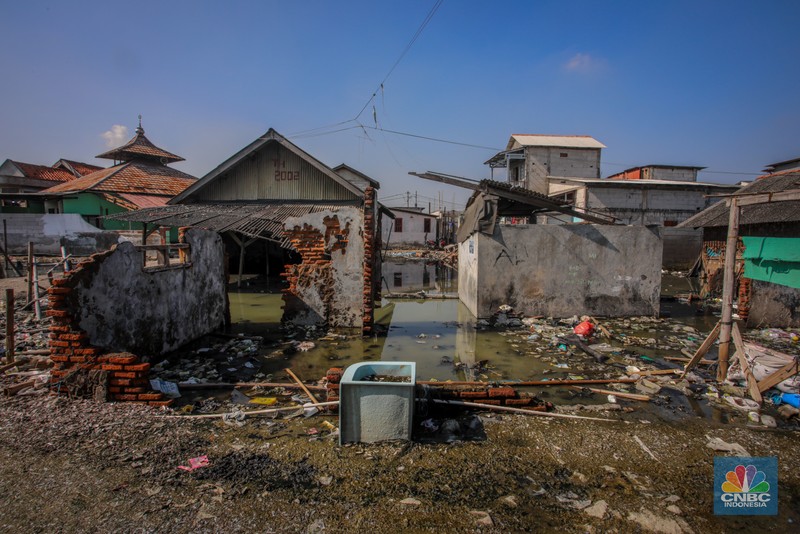 Suasana aktivitas warga di dekat tanggul laut Dadap, Kabupaten Tangerang, Banten, Rabu (2/7/2025). Suasana aktivitas warga di dekat tanggul laut Dadap, Kabupaten Tangerang, Banten, Rabu (2/7/2025). (CNBC Indonesia/Faisal Rahman)