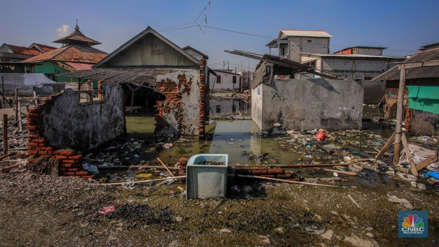 Suasana aktivitas warga di dekat tanggul laut Dadap, Kabupaten Tangerang, Banten, Rabu (2/7/2025). Suasana aktivitas warga di dekat tanggul laut Dadap, Kabupaten Tangerang, Banten, Rabu (2/7/2025). (CNBC Indonesia/Faisal Rahman)