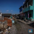 Foto: Suasana aktivitas warga di dekat tanggul laut Dadap, Kabupaten Tangerang, Banten, beberapa waktu lalu. (CNBC Indonesia/Faisal Rahman)