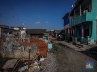 Foto: Suasana aktivitas warga di dekat tanggul laut Dadap, Kabupaten Tangerang, Banten, beberapa waktu lalu. (CNBC Indonesia/Faisal Rahman)