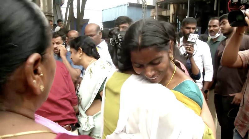 Petugas penyelamat mencari korban selamat setelah ledakan dan kebakaran di sebuah pabrik kimia, di Sangareddy, di negara bagian selatan Telangana, India, 30 Juni 2025. Petugas penyelamat mencari korban selamat setelah ledakan dan kebakaran di sebuah pabrik kimia, di Sangareddy, di negara bagian selatan Telangana, India, 30 Juni 2025. (REUTERS/Stringer)
