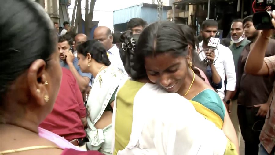 Petugas penyelamat mencari korban selamat setelah ledakan dan kebakaran di sebuah pabrik kimia, di Sangareddy, di negara bagian selatan Telangana, India, 30 Juni 2025. (REUTERS/Stringer)