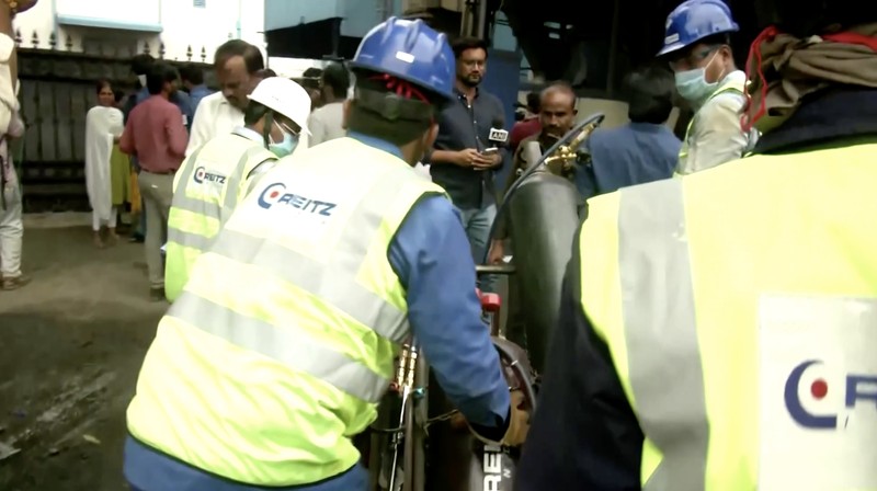 Petugas penyelamat mencari korban selamat setelah ledakan dan kebakaran di sebuah pabrik kimia, di Sangareddy, di negara bagian selatan Telangana, India, 30 Juni 2025. Petugas penyelamat mencari korban selamat setelah ledakan dan kebakaran di sebuah pabrik kimia, di Sangareddy, di negara bagian selatan Telangana, India, 30 Juni 2025. (REUTERS/Stringer)