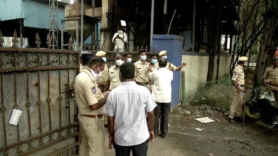 Petugas penyelamat mencari korban selamat setelah ledakan dan kebakaran di sebuah pabrik kimia, di Sangareddy, di negara bagian selatan Telangana, India, 30 Juni 2025. Petugas penyelamat mencari korban selamat setelah ledakan dan kebakaran di sebuah pabrik kimia, di Sangareddy, di negara bagian selatan Telangana, India, 30 Juni 2025. (REUTERS/Stringer)