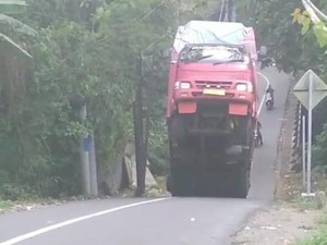 Truk Gagal Nanjak hingga Terangkat, Jalur Tabanan-Badung Dialihkan
