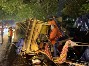 Truk di Cianjur Tabrak 1 Mobil, 2 Motor, dan 3 Kios