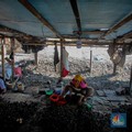 Warga melepaskan daging kerang hijau dari cangkangnya di perkampungan nelayan kawasan Dadap, Kabupaten Tangerang, Rabu (2/6/2025). (CNBC Indonesia/Faisal Rahman)