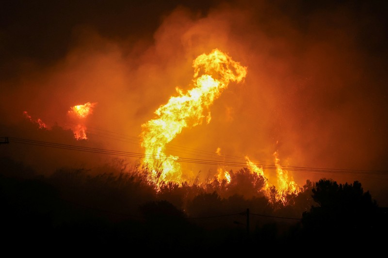 Api membubung saat kebakaran hutan melanda dekat Ierapetra, di Pulau Kreta, Yunani, 2 Juli 2025. (REUTERS/Stefanos Rapanis)