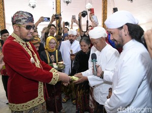 Warga Desa Aeng Tong Tong Kembalikan Pusaka ke Keraton Sumenep