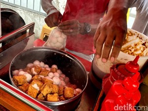 Kenyal Nagih! Cilok Mang Ono di Bandung Pakai Bumbu Kacang Lekoh
