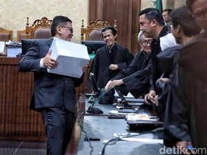 Video: Hasto Keberatan saat Angkat Berkas Tuntutan Setebal 1.300 Lembar