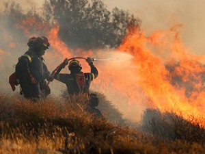 Kebakaran Hutan di Yunani Meluas, Warga-Turis Dievakuasi