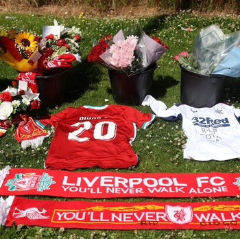 Mengenang Diogo Jota, Fans Liverpool Penuhi Anfield dengan Bunga