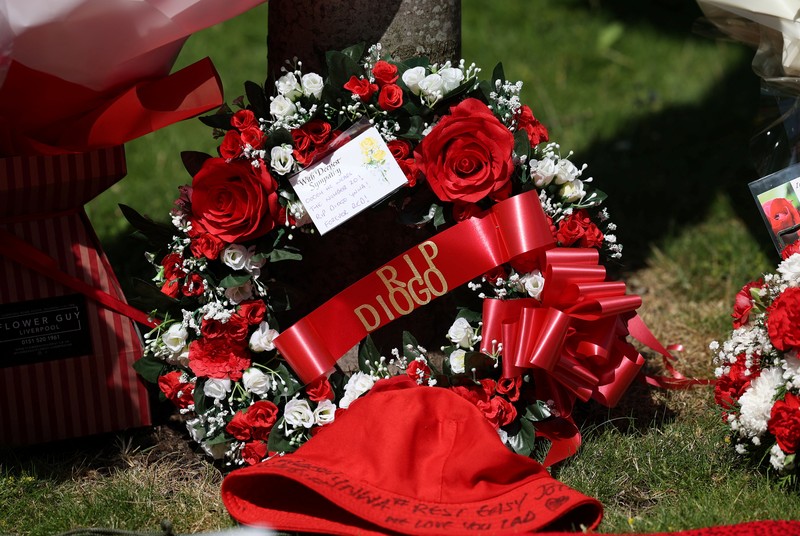 Fans Liverpool mulai berdatangan ke Anfield pada Kamis (3/7/2025). Mereka menebar karangan bunga di sekitar Anfield sebagai bentuk belasungkawa atas meninggalnya Diogo Jota. (REUTERS/Temilade Adelaja) Fans Liverpool mulai berdatangan ke Anfield pada Kamis (3/7/2025). Mereka menebar karangan bunga di sekitar Anfield sebagai bentuk belasungkawa atas meninggalnya Diogo Jota. (REUTERS/Temilade Adelaja)