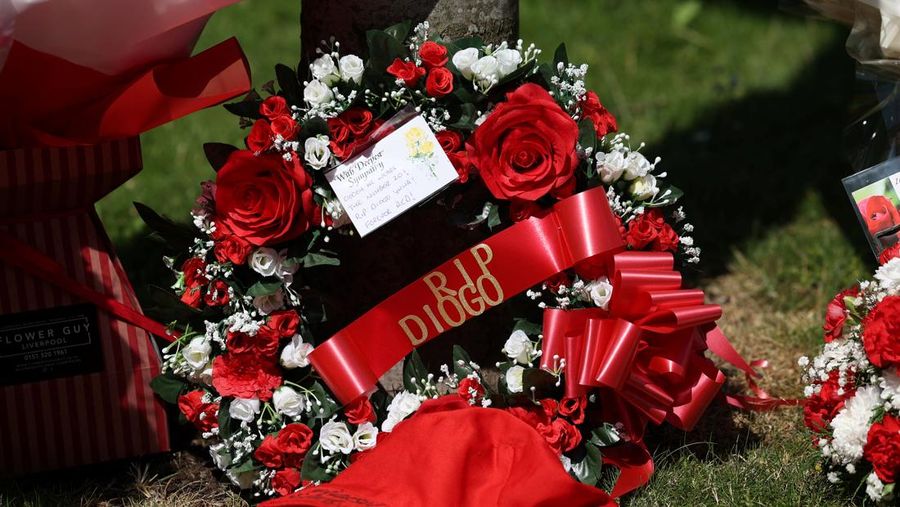 Fans Liverpool mulai berdatangan ke Anfield pada Kamis (3/7/2025). Mereka menebar karangan bunga di sekitar Anfield sebagai bentuk belasungkawa atas meninggalnya Diogo Jota. (REUTERS/Temilade Adelaja)