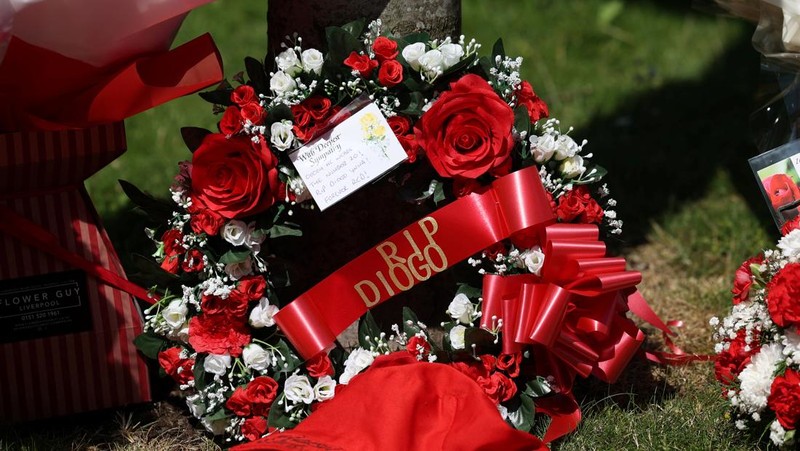 Fans Liverpool mulai berdatangan ke Anfield pada Kamis (3/7/2025). Mereka menebar karangan bunga di sekitar Anfield sebagai bentuk belasungkawa atas meninggalnya Diogo Jota. (REUTERS/Temilade Adelaja)